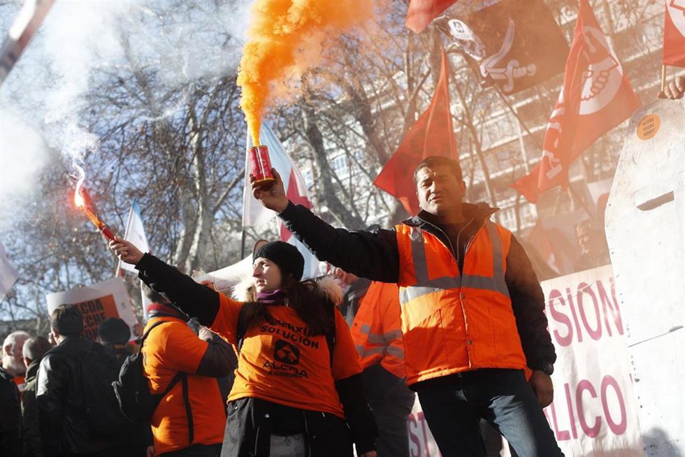 Archivo - Trabajadores de la empresa productora de aluminio, Alcoa, se manifiestan en Madrid para exigir medidas al Gobierno que impidan el cierre definitivo de las fábricas.