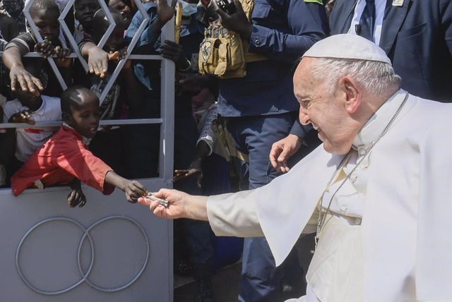El Papa recibe una limosna por parte de un niño en Sudán del Sur
