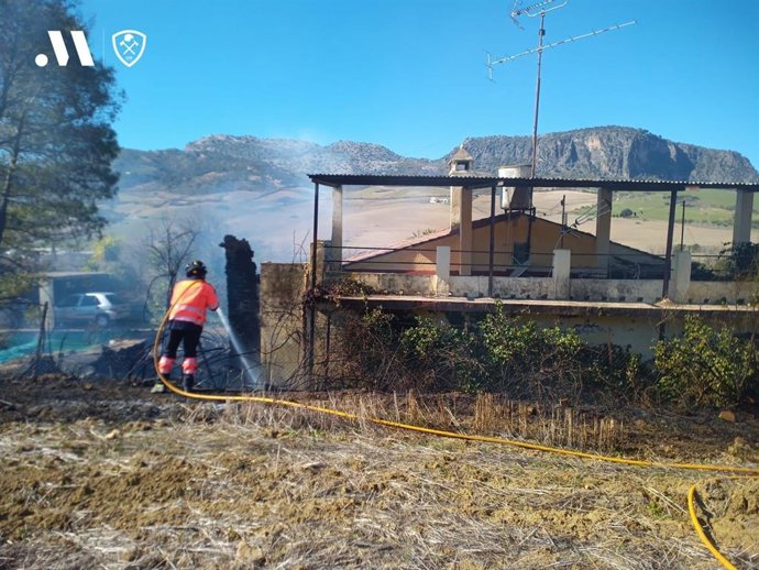 Efectivos del CPB Málaga, en el incendio descontrolado de rastrojos en una finca