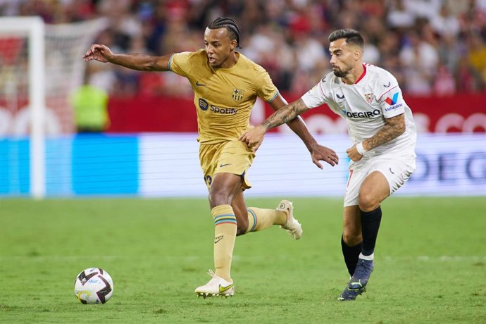 Archivo - Jules Koundé del FC Barcelona y Jesús Joaquín Fernández 'Suso' del Sevilla FC en acción durante el partido de LaLiga Santander jugado en el Ramón Sánchez Pizjuán (Sevilla)
