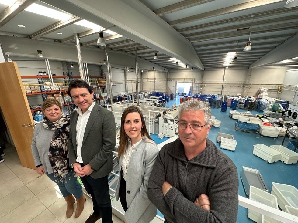 El delegado de Empleo, Empresa y Trabajo Autónomo de la Junta en Cádiz, Daniel Sánchez Román, junto a empresarios y comerciantes de Medina Sidonia