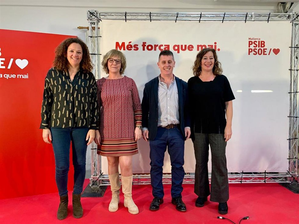 La secretaria general del PSIB-PSOE, Francina Armengol, la secretaria general de la Federación Socialista de Mallorca, Catalina Cladera, y el actual alcalde de Lloseta, Xema Muñoz, apoyan a la candidata socialista a Lloseta, Paquita Campins