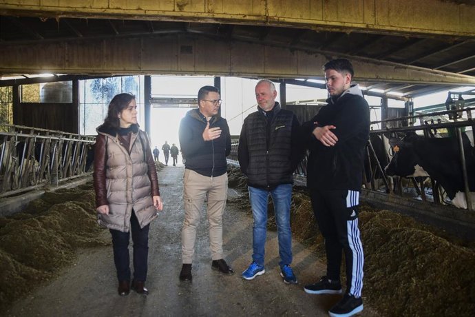 El conselleiro de Medio Rural, José González, visita una explotación en Santa Comba (A Coruña).