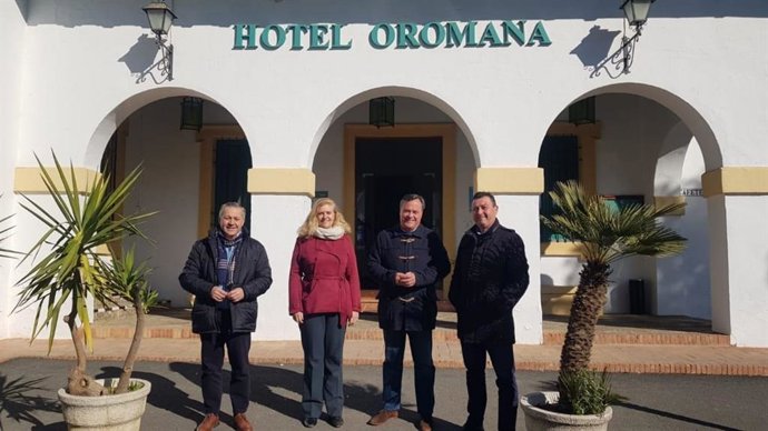 Imagen de los representantes de Vox en el Ayuntamiento de Alcalá de Guadaíra (Sevilla) y en la Diputación Provincial.
