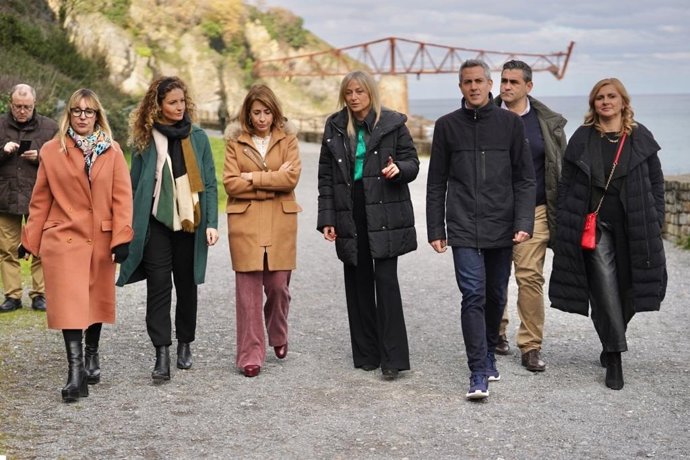 La ministra de Transportes, Raquel Sánchez, el vicepresidente de Cantabria, Pablo Zuloaga, y la alcaldesa de Castro Urdiales, Susana Herrán