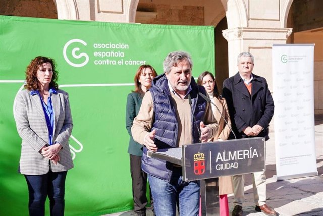 Imagen del acto conjunto que han celebrado la Diputación de Almería y el Ayuntamiento en el Día Mundial contra el cáncer.