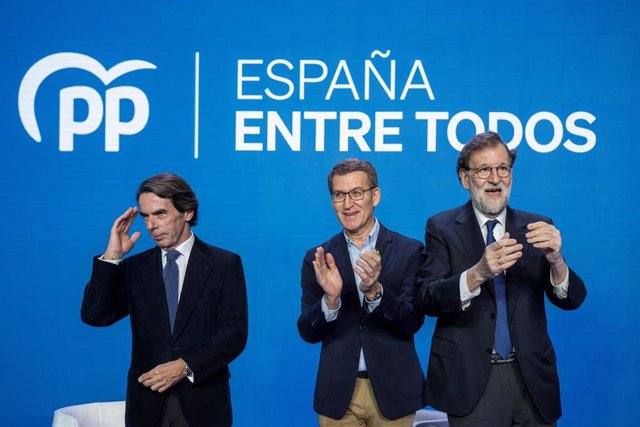 El expresidente del Gobierno, José María Aznar; el presidente del Partido Popular, Alberto Núñez Feijóo;  y el expresidente del Gobierno, Mariano Rajoy, participan juntos en la 26 Intermunicipal del PP, a 4 de febrero de 2023, en Valencia (España).