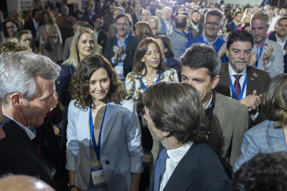 La presidenta de la Comunidad de Madrid, Isabel Díaz Ayuso, junto con el expresidente del Gobierno José María Aznar en la XXVI Intermunicipal del PP