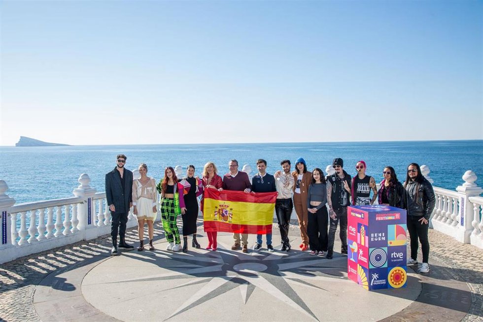 Los cantantes José Otero (i), Karmento (2i), Vicco (3i) y Blanca Paloma (4i), la presentadora del Benidorm Fest 2023, María Eizaguirre (5i), el alcalde de Benidorm, Toni Pérez (6i), los cantantes Agoney (7d), Alice Wonder (6d) y Fusa Nocta (5d), y el gr