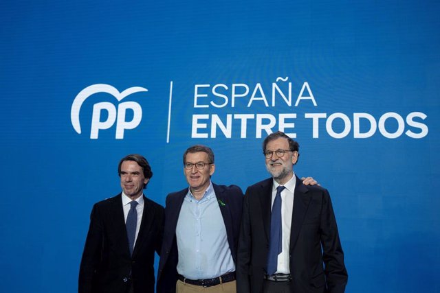 El expresidente del Gobierno, José María Aznar; el presidente del Partido Popular, Alberto Núñez Feijóo; y el expresidente del Gobierno, Mariano Rajoy, participan juntosen la 26 Intermunicipal del PP, en Comunidad de Valencia (España).