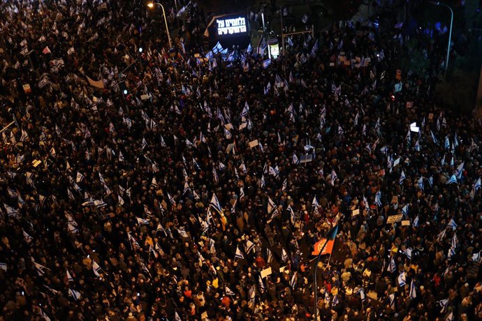 04 February 2023, Israel, Tel Aviv: Israelis hold flags during a protest against the new right wing government and upcoming reforms. Photo: Ilia Yefimovich/dpa