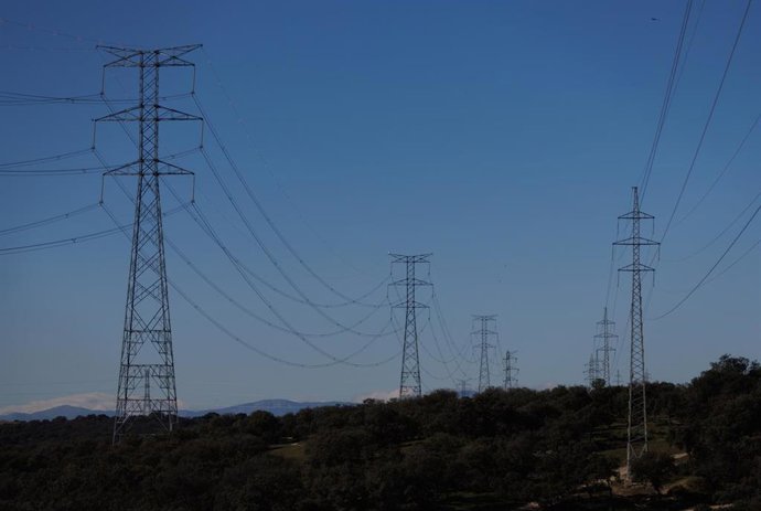Varias torres de alta tensión, a 23 de enero de 2023, en San Sebastián de los Reyes, Madrid (España). 