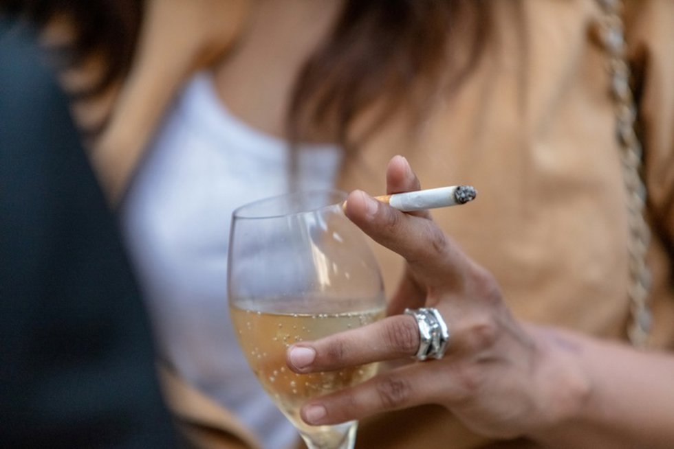 Archivo - Una mujer fumando