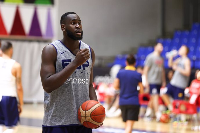Archivo - Usman Garuba in action during the training session of Spain Basketball Team celebrated at Movistar Academy Magarinos pavilion on August 08, 2022, in Madrid, Spain.