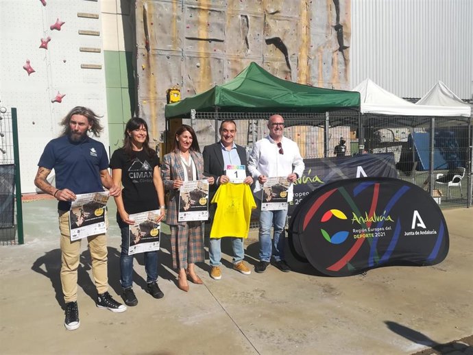 La delegada territorial de Turismo, Cultura y Deporte, Teresa Herrera, en la presentación de la Copa de Andalucía de escalada.