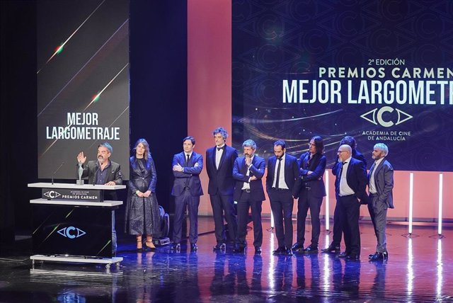 Alberto Rodríguez y el equipo de 'Modelo 77' en los Premios Carmen de la Academia de Cine de Andalucía recogiendo el galardón a Mejor Largometraje