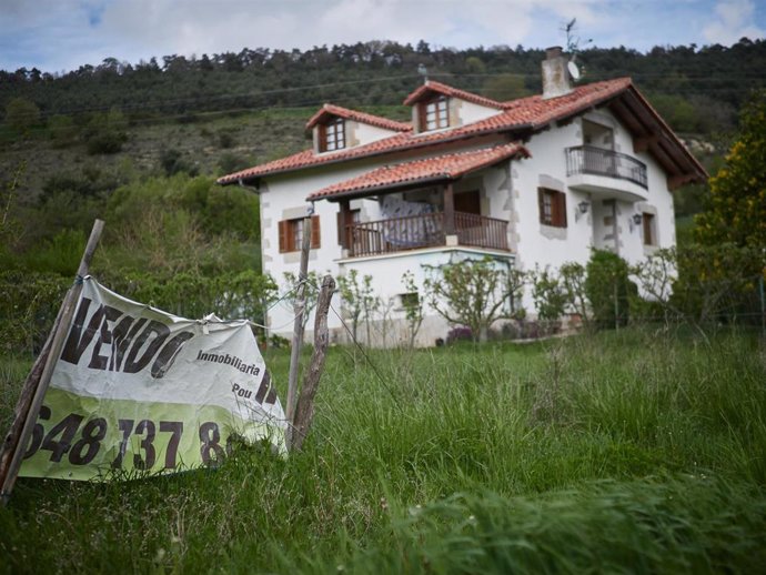 Archivo - Cartel de Se Vende en una parcela del Valle de Ezcabarte durante el día 33 del estado de alarma en la Navarra más rural, en Ezcabarte/Navarra (España) a 16 de abril de 2020.