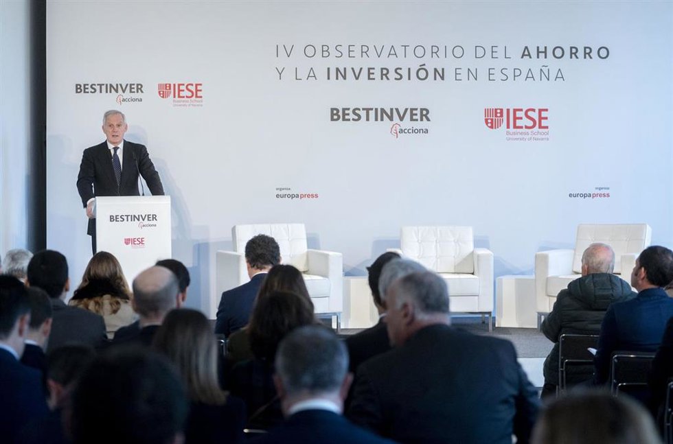 El presidente de Bestinver, Enrique Pérez-Pla, interviene durante la presentación del IV Observatorio del Ahorro y la Inversión en España, en el Real Jardín Botánico de Madrid, a 1 de febrero de 2023, en Madrid, (España). El acto, organizado Bestinver e