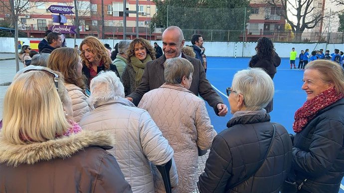 El alcalde de Sevilla, Antonio Muñoz, en su visita al CEIP Francisca Romero