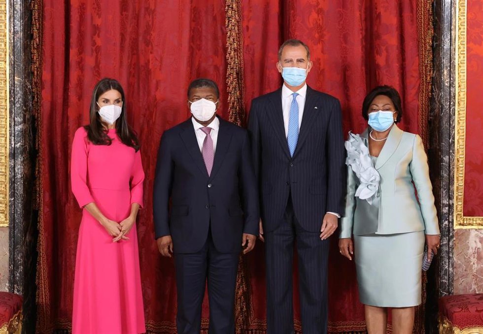 Archivo - El Rey Felipe y la Reina Letizia posan junto al presidente de la República de Angola, Joo Manuel Gonalves Loureno, y su esposa, Ana Afonso Dias, durante la celebración del almuerzo en el Palacio Real, a 28 de septiembre de 2021, en Madrid (