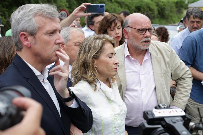 Archivo - El presidente de la Xunta de Galicia, Alfonso Rueda (i), y la ministra de Transportes, Raquel Sánchez (c), durante su visita a la parte del acueducto caído de Pedrafita do Cebreiro, a 17 de junio de 2022, en Pedrafita do Cebreiro, Lugo, Galici