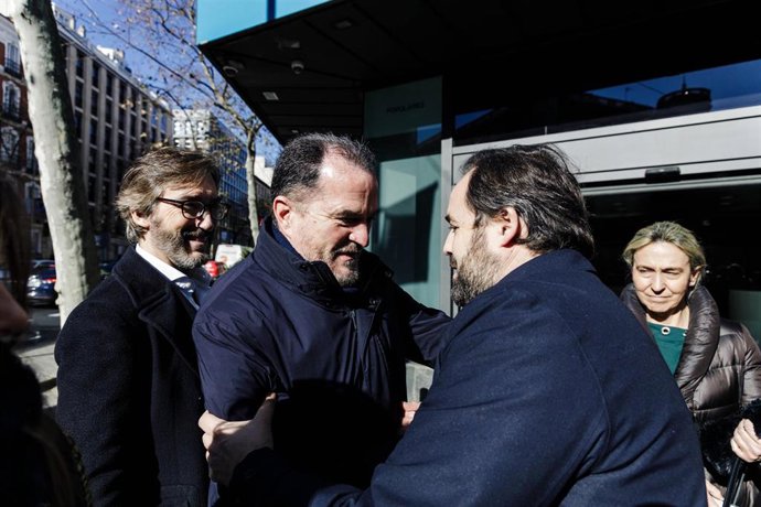 El presidente del PP vasco, Carlos Iturgaiz (c), junto al presidente del Partido Popular de Castilla-La Mancha, Paco Núñez (2d)
