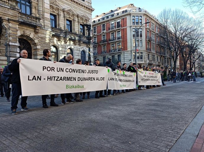 Archivo - Movilización de trabajadores de Bizkaibus ante el Palacio foral en Bilbao