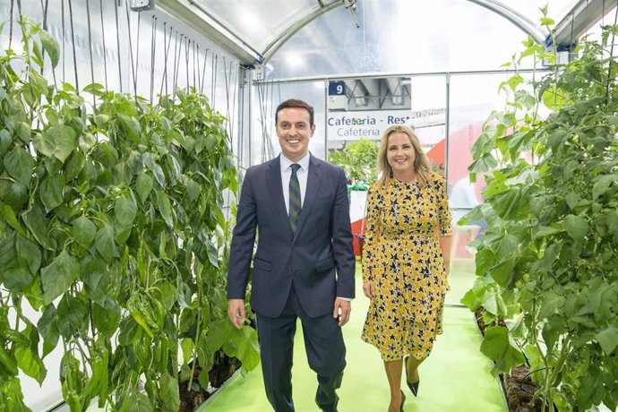 Archivo - El presidente de la Diputación de Almería, Javier A. García, y la diputada de Promoción Agroalimentaria, María Luisa Cruz.