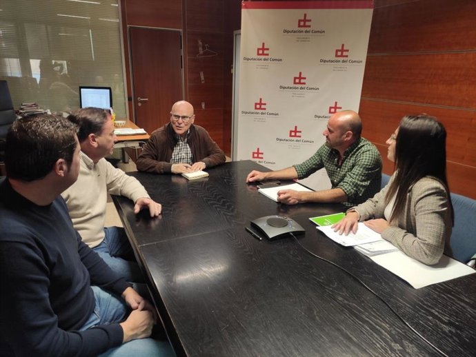 Archivo - Representantes de la Asociación Empresarial de Instalaciones Eléctricas y de Telecomunicaciones de Santa Cruz de Tenerife (Asinelte), integrada en Femete, se reúnen con el Diputado del Común, Rafael Yanes