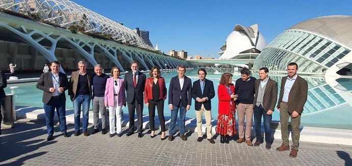 Mañueco (i), junto con cargos del PP y los expresidentes Rajoy y Aznar.