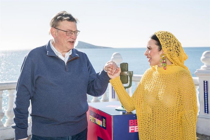 La vencedora del Benidorm Fest, Blanca Paloma, posa junto al presidente de la Generalitat Valenciana, Ximo Puig, en el Mirador del Castillo, a 5 de febrero de 2023, en Benidorm, Alicante, Comunidad de Valencia (España). La artista ilicitana ha sido la e
