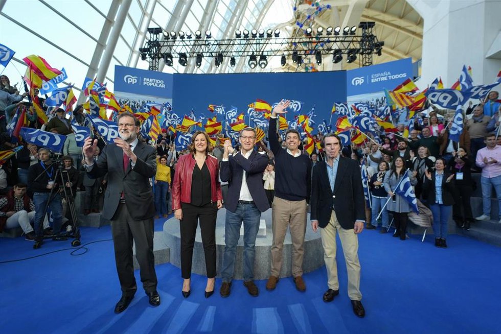 (I-D) El expresidente del Gobierno Mariano Rajoy; la portavoz del PP en el Ayuntamiento de Valencia, María José Catalá; el presidente del PP, Alberto Núñez Feijóo; el presidente del PPCV, Carlos Mazón, y el expresidente del Gobierno José María Aznar 