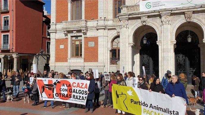 Un centenar de personas muestra su rechazo a la caza en Valladolid y pide la "igualdad" en la Ley de Bienestar Animal