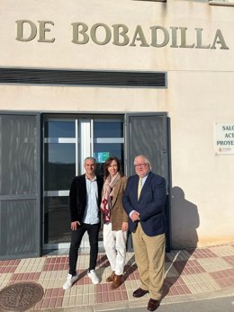 Foto de archivo de la participación de la Secretaria general de Administración Local, María Luisa Ceballos, junto al delegado territorial de Jaén, Javier Carazo, en unas jornadas con representes de las ELA en La Bobadilla