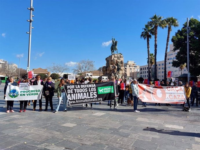 Un centenar de personas se manifiestan contra la ley de Bienestar Animal en Palma y exigen "la abolición de la caza"