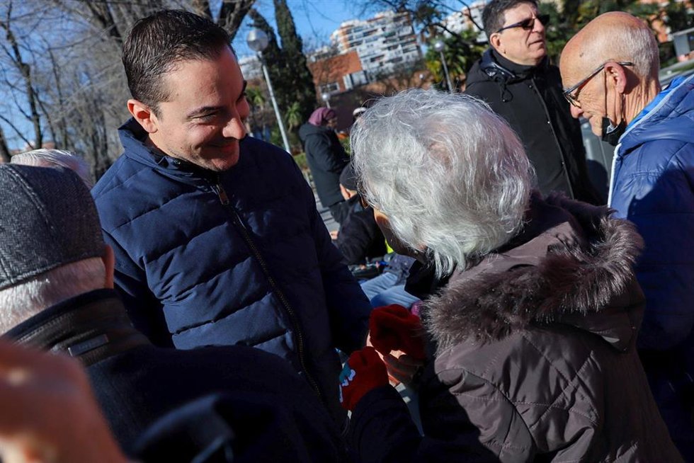El candidato socialista a la Presidencia regional y portavoz en la Asamblea de Madrid, Juan Lobato, en La Vaguada