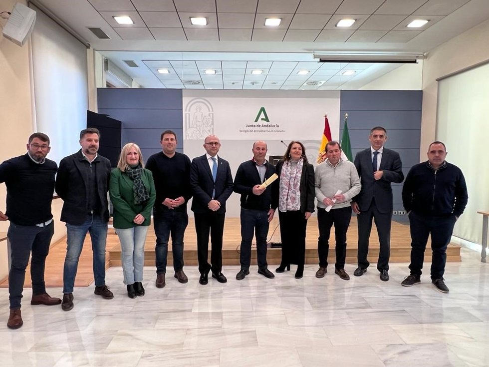 La consejera de Agricultura, Pesca, Agua y Desarrollo Rural, Carmen Crespo, entrega de la Resolución de Ayuda de Eficiencia Energética a una comunidad de regantes de la provincia de Granada