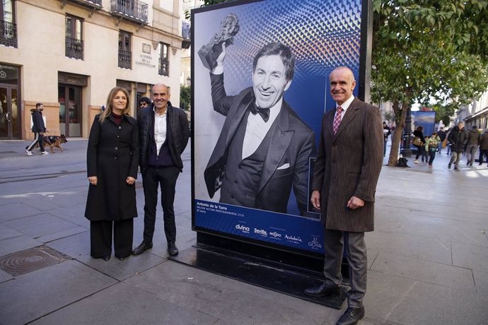 El alcalde de Sevilla, Antonio Muñoz, junto a una exposición fotográfica con motivo de los 37 Premios Goya
