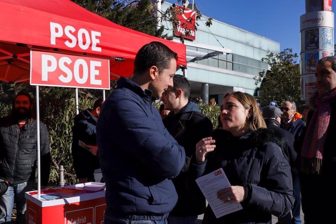 El candidato socialista a la Presidencia regional y portavoz en la Asamblea de Madrid, Juan Lobato, en La Vaguada