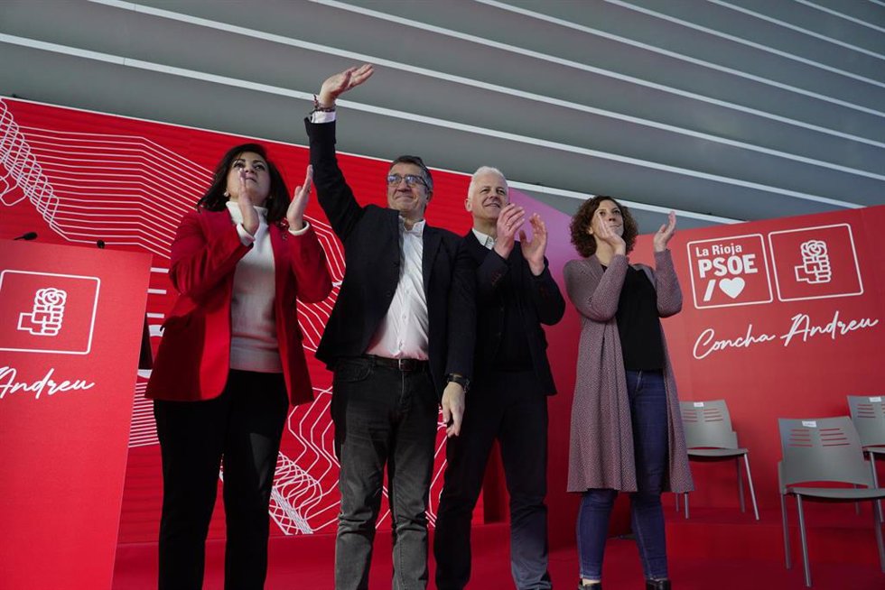 (I-D) La presidenta del Gobierno de La Rioja, Concha Andreu; el portavoz del PSOE en el Congreso de los Diputados, Patxi López; el alcalde de Logroño, Pablo Hermoso de Mendoza., en un acto este domingo en Logroño.