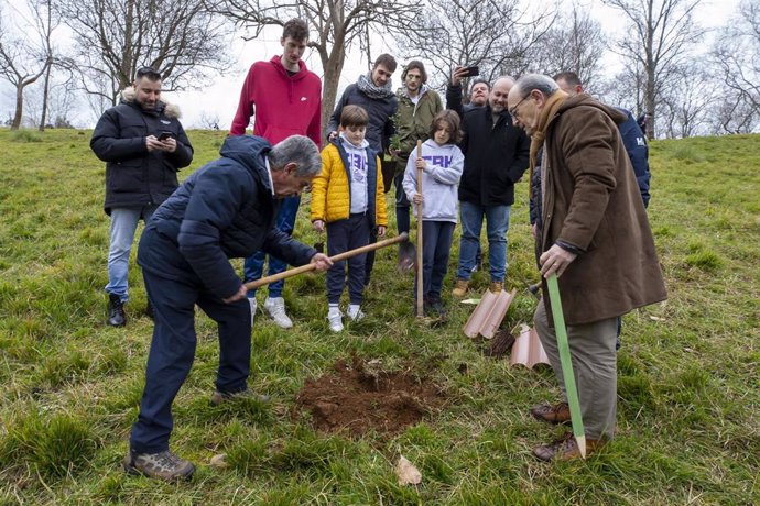 El presidente de Cantabria, Miguel Ángel Revilla, y el consejero de Turismo, Javier López Marcano, asisten a la plantación de árboles a cargo de niños pertenecientes a los equipos base del Club Deportivo Cantbasket 04