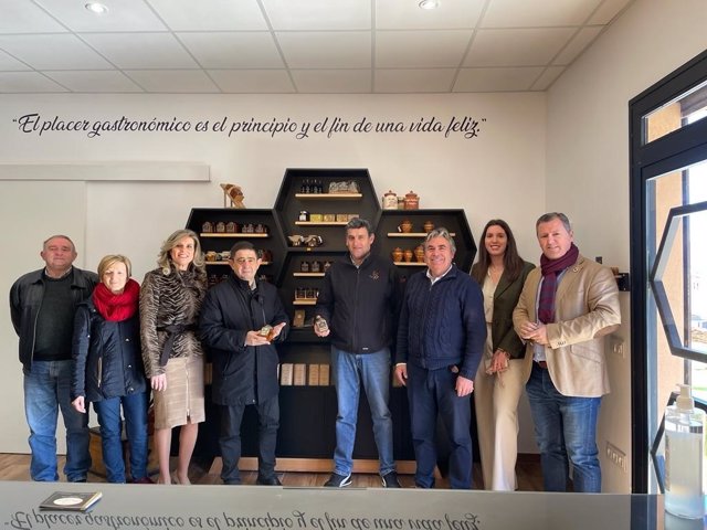 El presidente de la Diputación de Jaén, Francisco Reyes, visita las instalaciones de la empresa 'Oro del Yelmo'