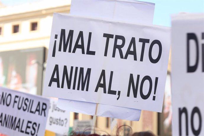 Una pancarta de 'Maltrato Animal No' en una concentración bajo el lema No a la caza, en la Plaza de Callao