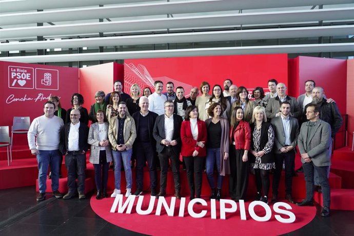 Foto de familia de los asistentes a la presentación de candidaturas a las alcaldías de los municipios riojano en el Palacio de Congresos Riojafórum de Logroño, a 5 de febrero de 2023, en Logroño, La Rioja (España). 