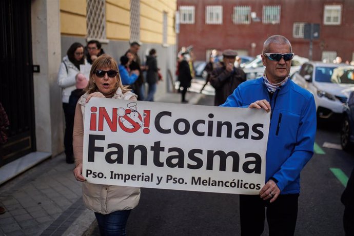 Agrupaciones vecinales de Prosperidad  y de otros barrios madrileños protestan contra las Cocinas Fantasma, frente a una de ellas en el distrito de Chamartín