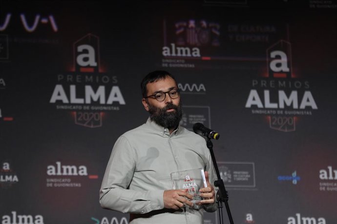 Archivo - El guionista Fran Araújo interviene tras recoger el premio al Mejor Guión de Serie Dramática por 'Hierro', durante la entrega de los Premios ALMA del Sindicato de Guionistas, en el Palacio de la Prensa, Madrid (España) a 8 de octubre de 2020
