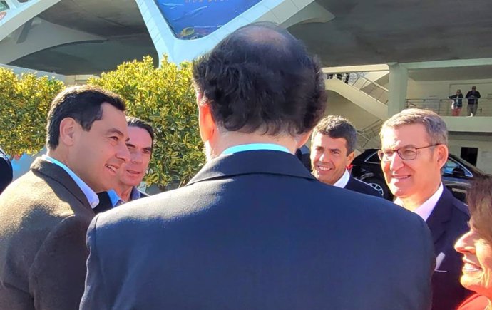 El presidente del PP-A y de la Junta de Andalucía, Juanma Moreno, este domingo en Valencia junto a los expresidentes del Gobierno José María Aznar y Mariano Rajoy y el líder del PP, Alberto Núñez Feijóo.