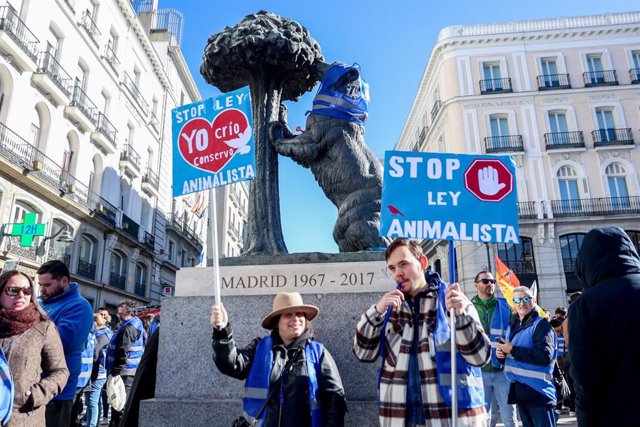 Pancartas de 'Stop Ley Animalista' durante una protesta contra la Ley del Bienestar Animal en Sol, a 5 de febrero de 2023, en Madrid (España). 