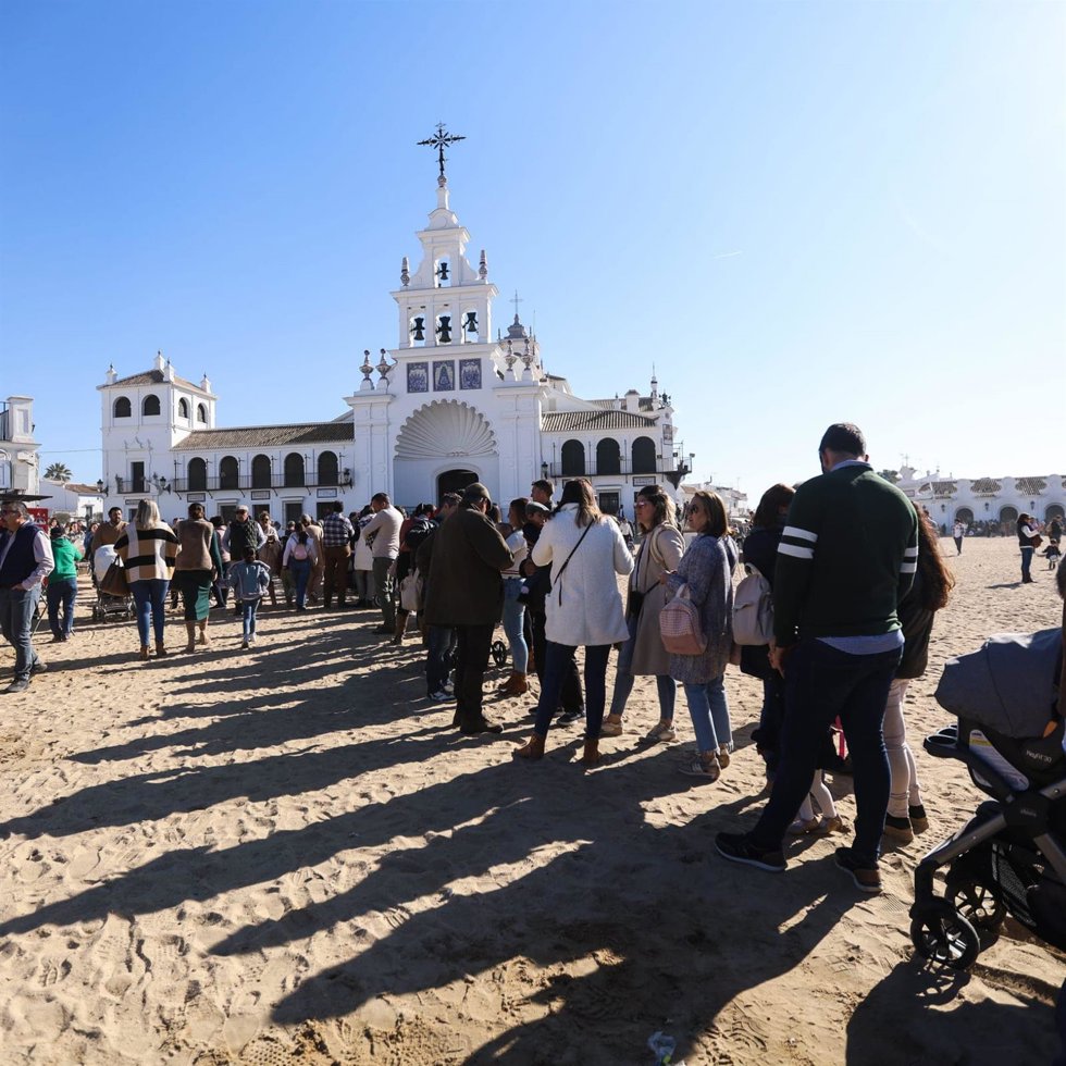 Cola en la Ermita del Rocío para la presentación de los niños a la Virgen