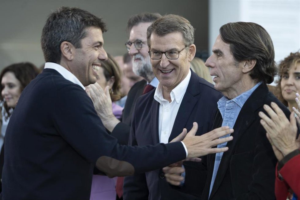 El presidente del PPCV, Carlos Mazón, con el presidente del PP, Alberto Núñez Feijóo, y el expresidente del Gobierno y del partido, José María Aznar, en la clausura de la 26 Intermunicipal de esta formación celebrada en Valncia. 